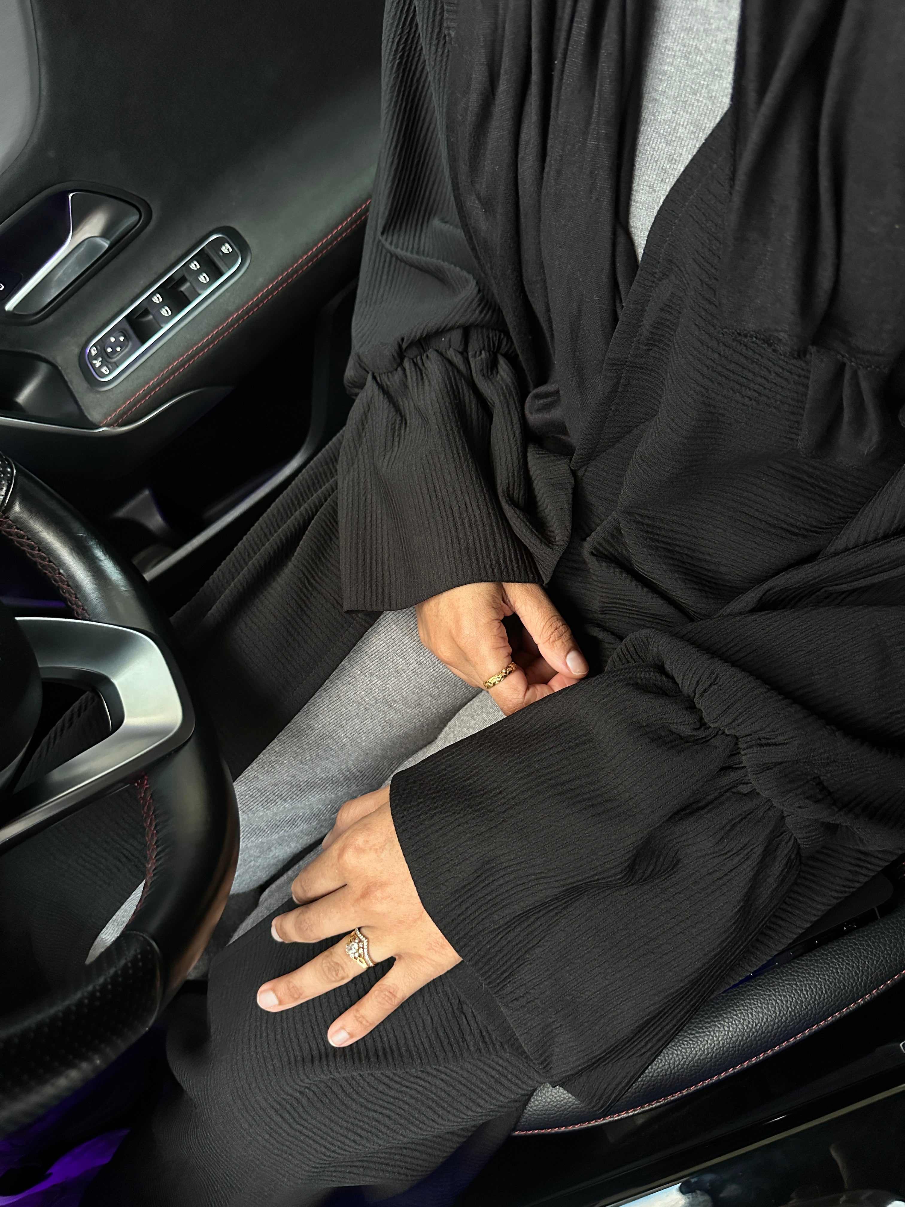 Sumayyah open Abaya (ribbed ,poet sleeves)