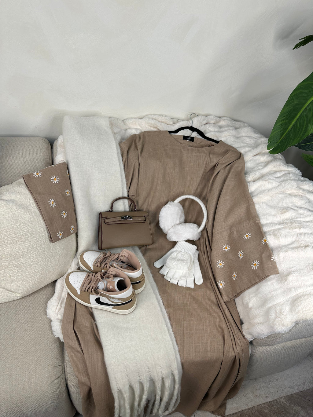 Oat Daisy Linen Abaya